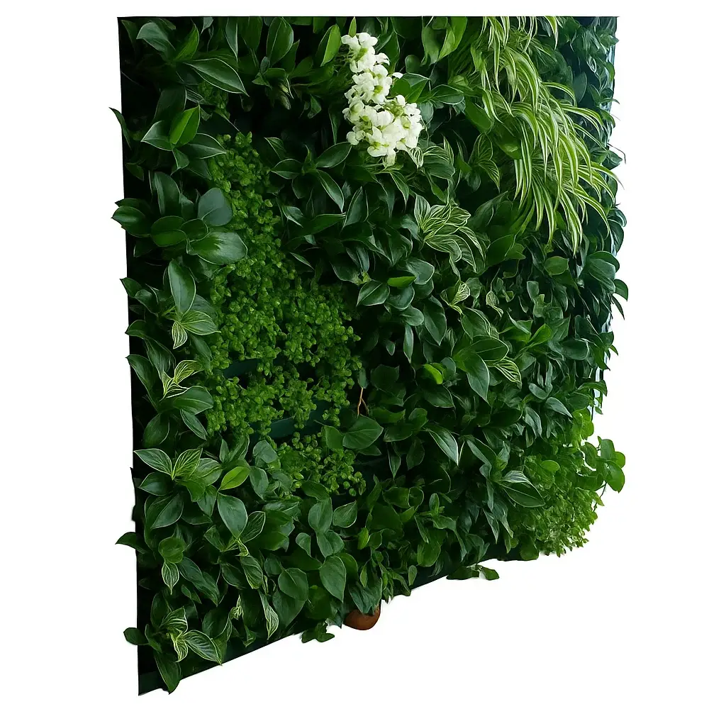 En frodig grön vägg med varierande växter, inklusive blommor och rankor, skapar en levande och dekorativ yta.
