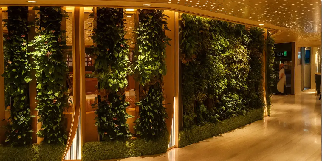 En elegant interiör med vertikala trädgårdar och indirekt belysning skapar en lugn och sofistikerad atmosfär.